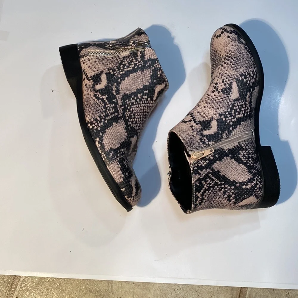 TIME AND TRUE SNAKE PRINT BOOTS SIZE 10